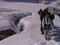 2°g - fiancheggiando un crepaccio sul ghiacciaio dei Sabbioni