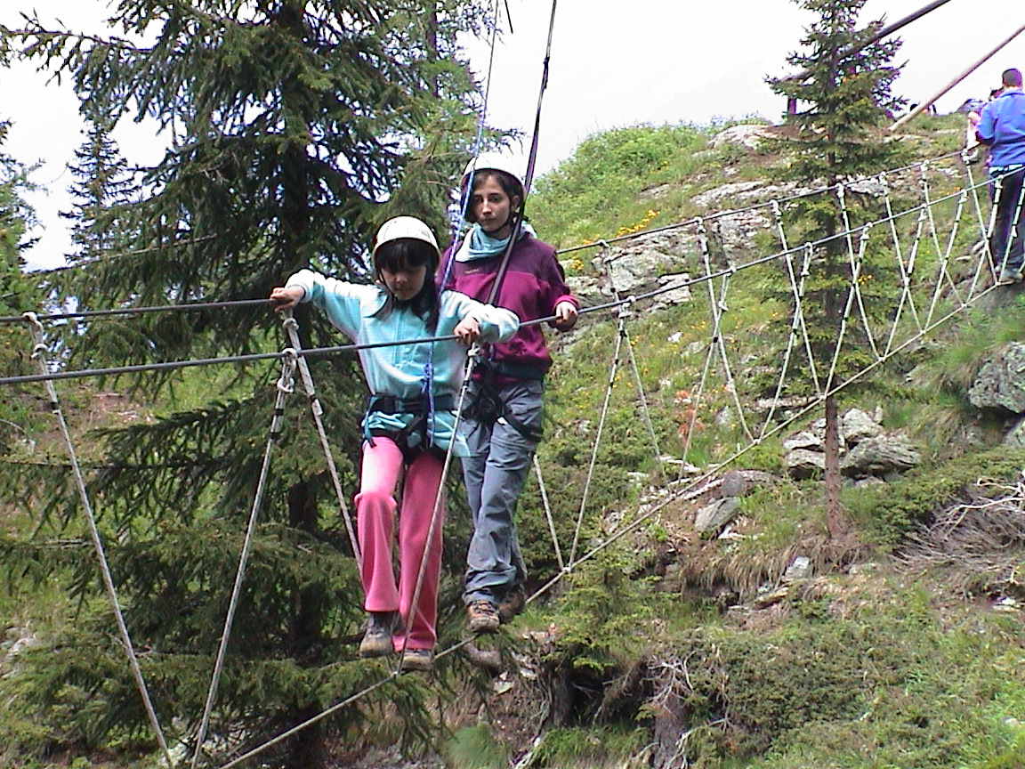 Giulia sul ponte tibetano